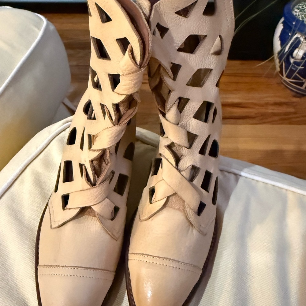 Women's Neutral Cutout Zip-Up Boots - Beige
